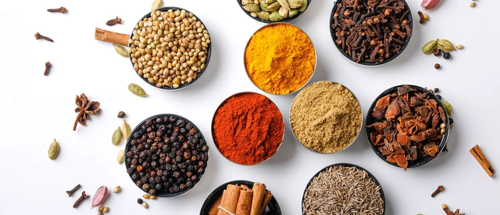 انواع ادویه ها در کنار هم خواص ادویه ها و اهمیت آنها در صنعت غذایی