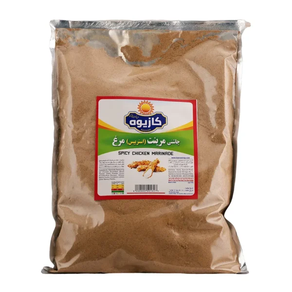چاشنی مرینت استریپس مرغ 1 کیلوگرمی برند کازیوه در بسته بندی شفاف پاکتی با پس زمینه سفید