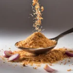 آرد سوخاری با ادویه ۸۰۰ گرمی برند ادویه و چاشنی کازیوه که در حال ریخته شدن در یک قاشق است